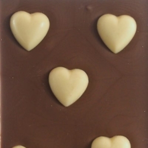 Lys-chokolade-med-hvide-hjerter